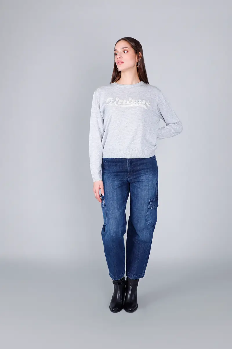 maglia girocollo con scritta ricamata grigio