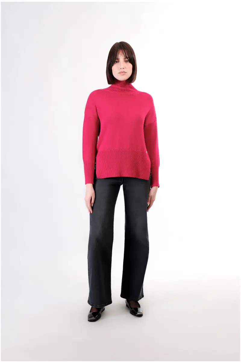 maglia oversize con collo alto magenta