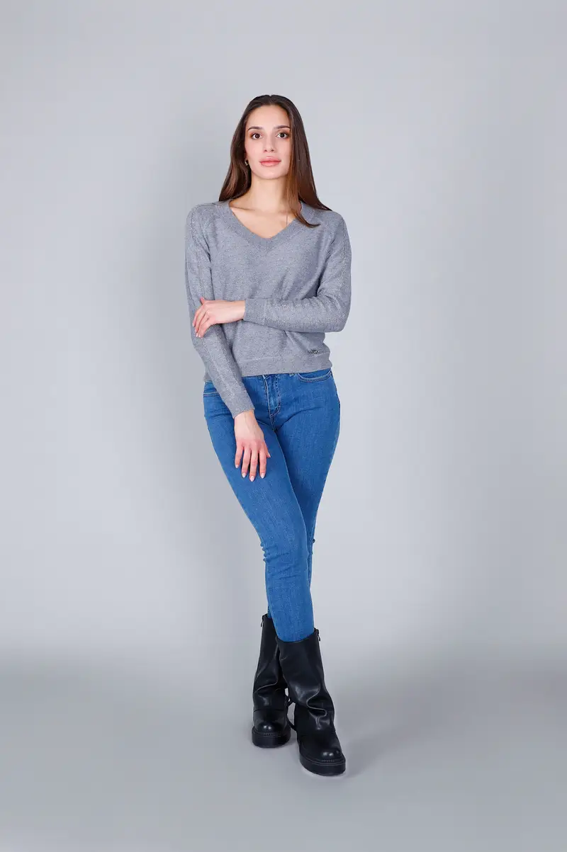 maglia scollo "v" e strass alle maniche grigio