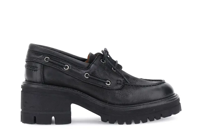 mocassini allacciato in pelle con suola carrarmato nero