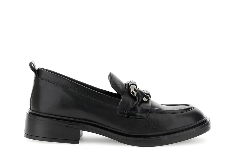 mocassini in pelle con accessorio fasciato nero