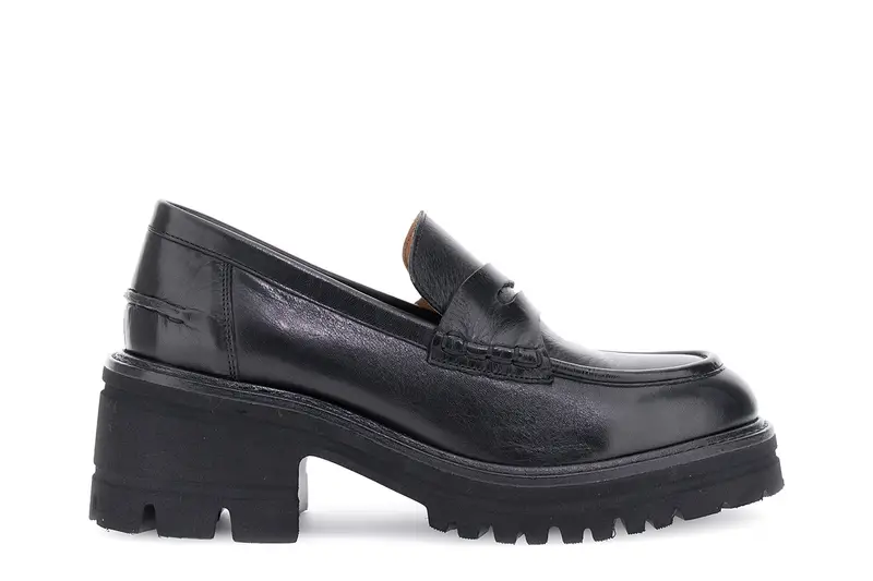 mocassini in pelle con suola carrarmato nero