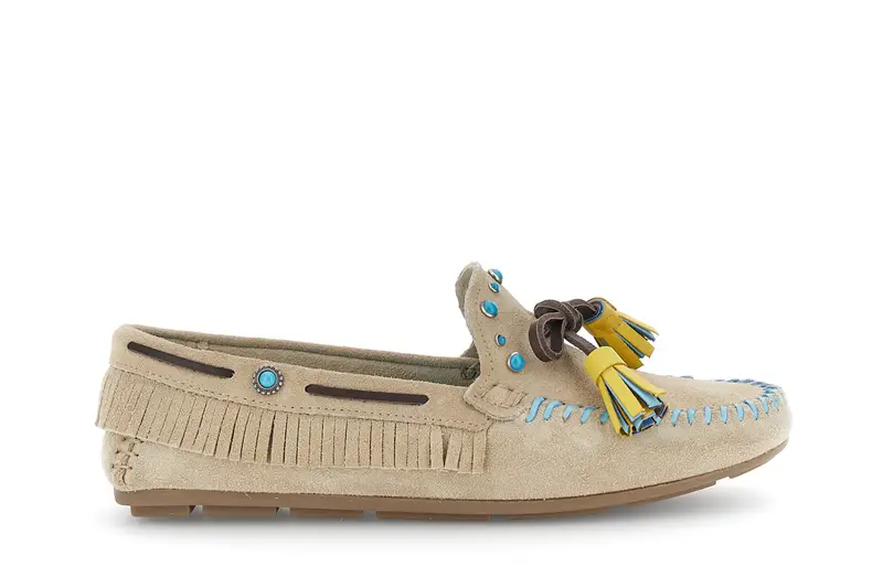 mocassini in pelle scamosciata con nappine sabbia