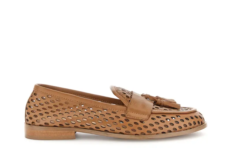 mocassini traforati in pelle con nappine cuoio