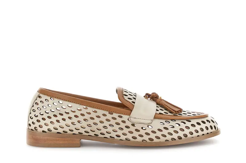mocassini traforati in pelle con nappine off white/cuoio