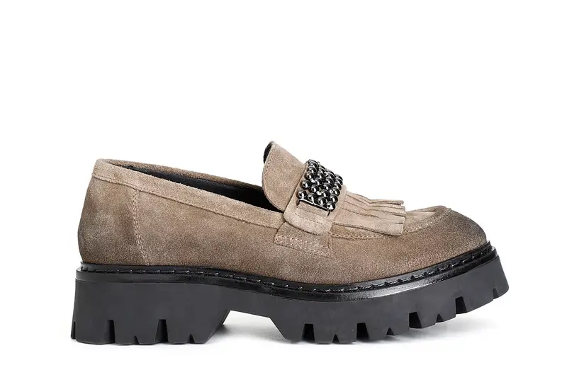 mocassino da donna con frangia e accessorio in pelle scamosciata noce