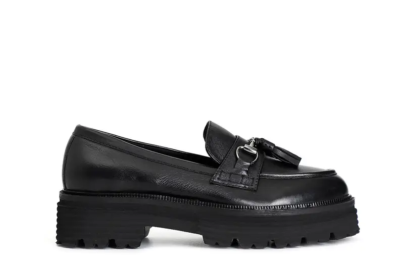 mocassino da donna in pelle con morsetto e nappine nero