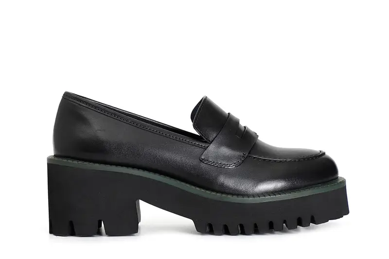 mocassino da donna in pelle con suola nera e guardolo colorato nero/verde
