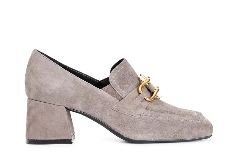 mocassino in camoscio con accessorio e tacco 60 mm taupe