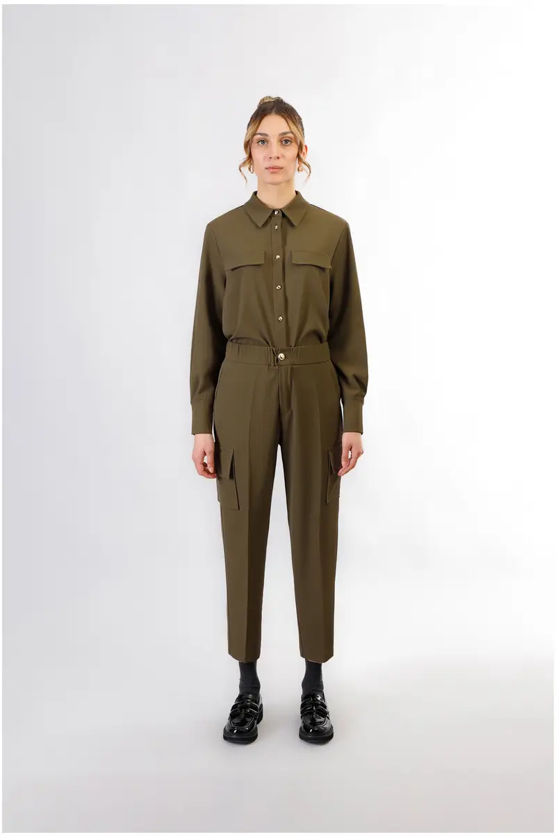 pantaloni modello cargo con vita elasticata fango