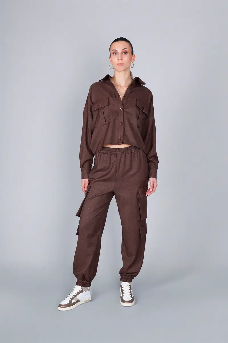 pantaloni tipo cargo con polsino e vita elasticata cioccolato