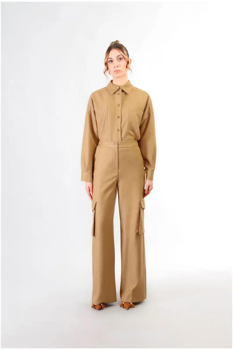 pantaloni wide con tasconi cammello