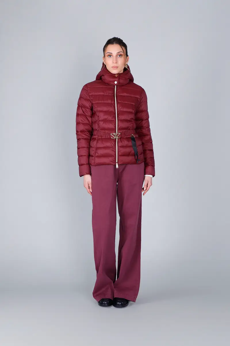 piumino corto con cintura logata burgundy