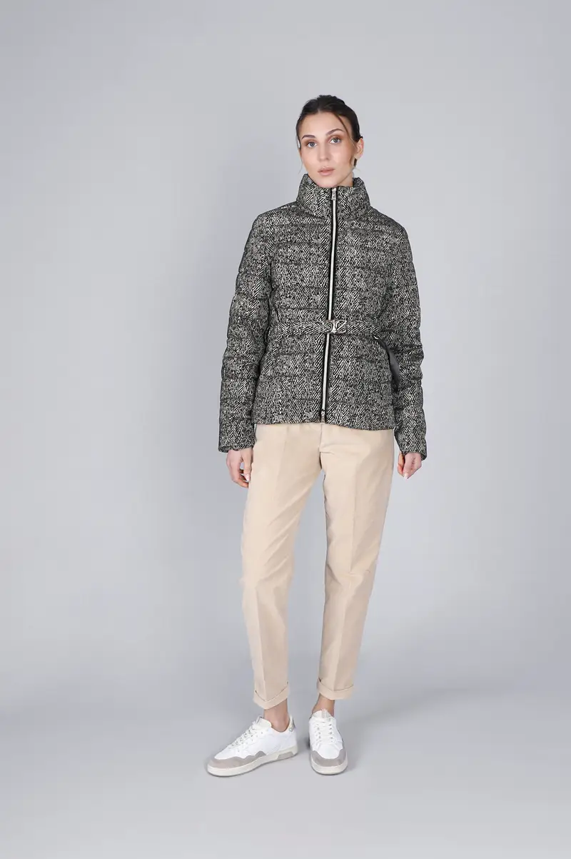 piumino corto stampa chervon con cintura logata avena/nero