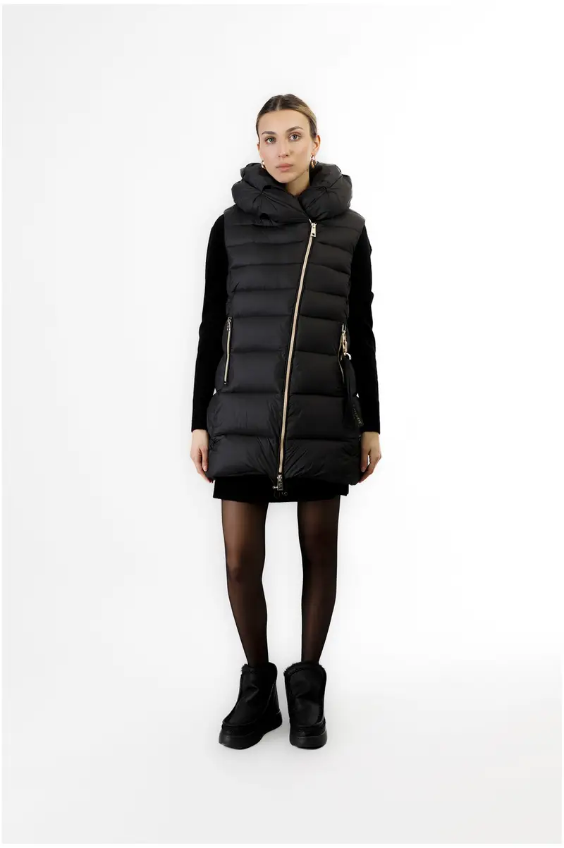 piumino smanicato collo avvolgente nero