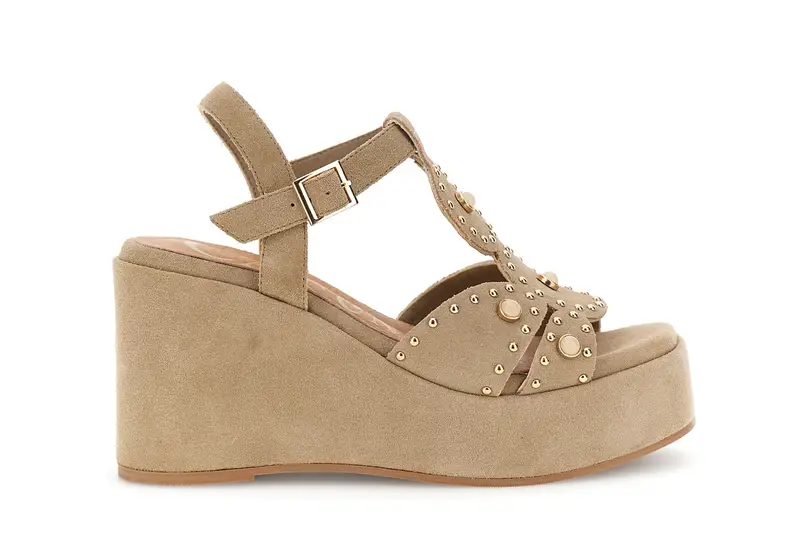 sandali a "t" in camoscio su zeppa con borchie e cabochon sabbia