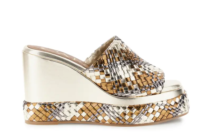 sandali ciabatta con intreccio in sintetico effetto laminato su zeppa multi bronzo