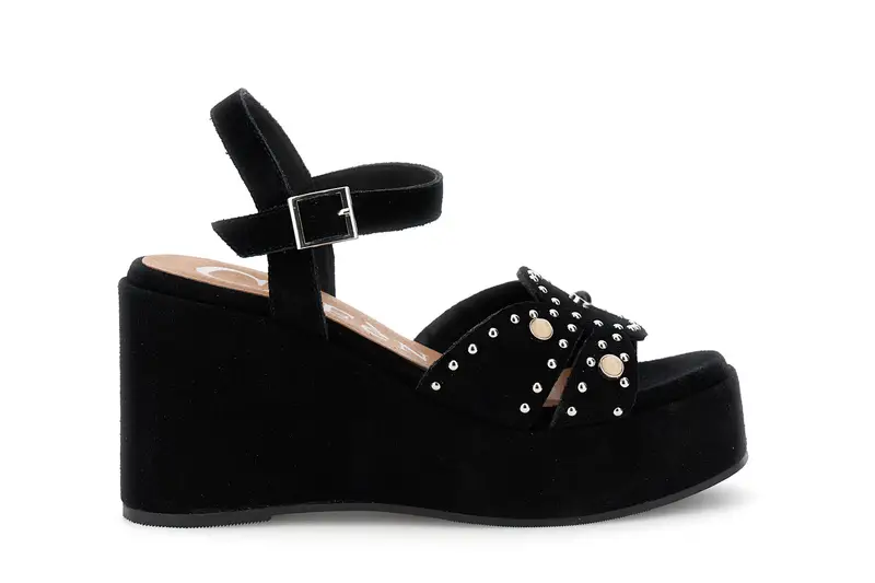 sandali gilda in camoscio su zeppa con borchie e cabochon nero