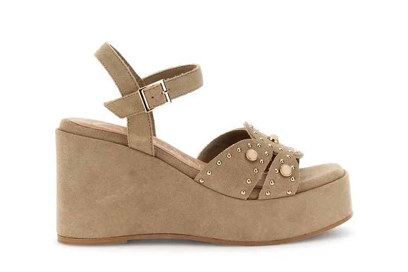 sandali gilda in camoscio su zeppa con borchie e cabochon sabbia