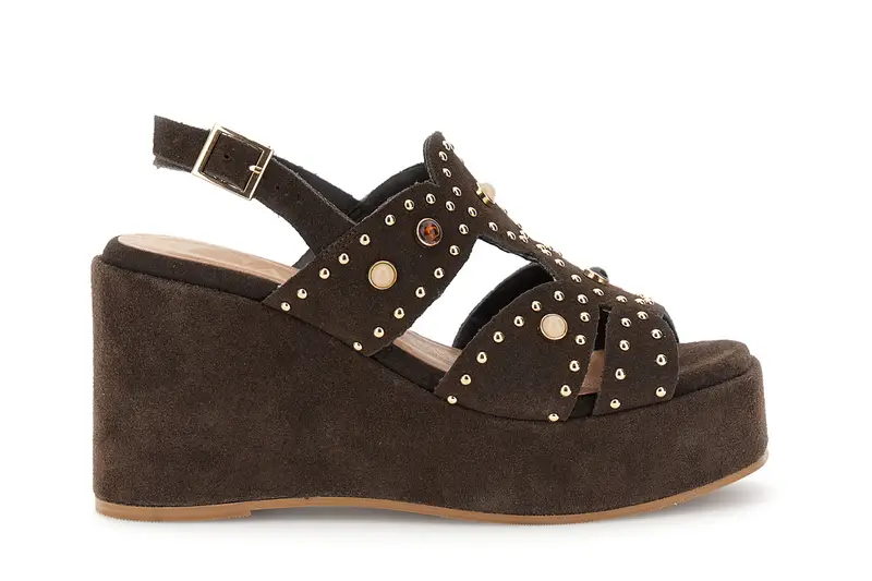 sandali in pelle scamosciata su zeppa con borchie e cabochon t moro