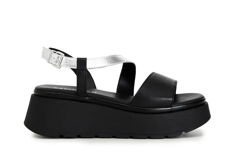 sandali in pelle su zeppa listino asimmetrico nero