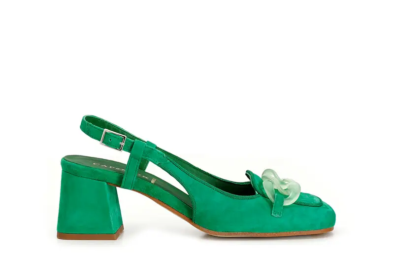 scarpe in suede realizzate in camoscio aperte sul retro con morsetto trasparente verde