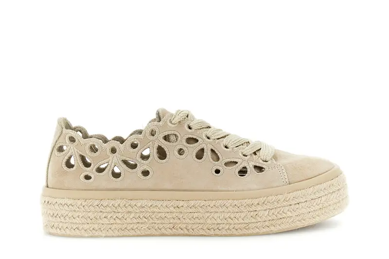 sneakers allacciate in pelle con intagli laserati beige