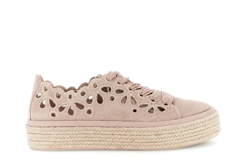 sneakers allacciate in pelle con intagli laserati cipria