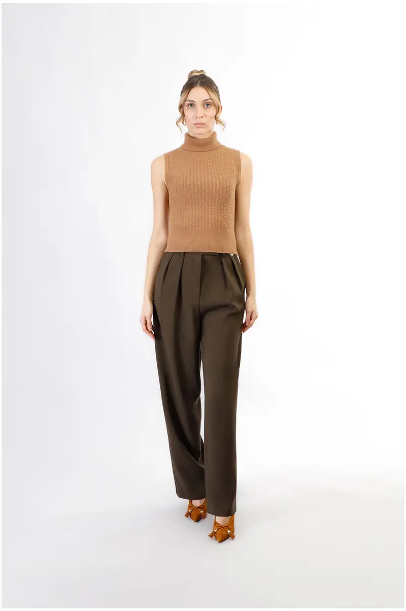 sottogiacca smanicato lavorato a treccia cammello