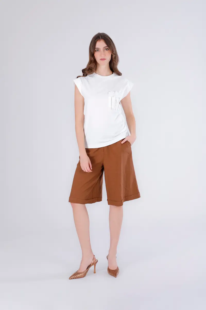 t-shirt con applicazioni di fiori sul taschino off white