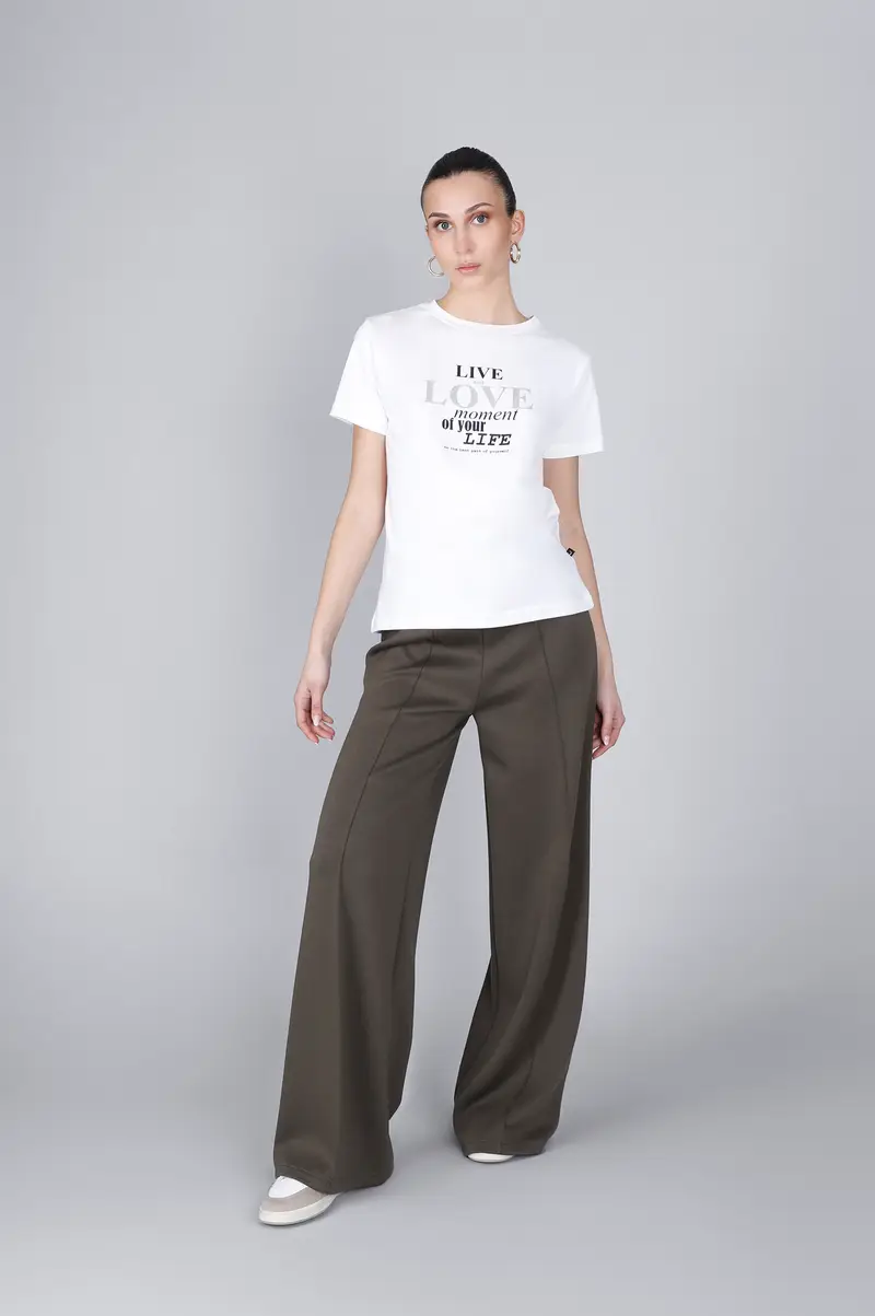 t-shirt manica corta e scritta "live and love" off white