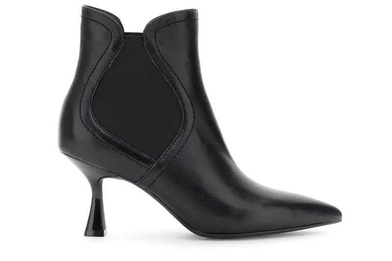 tronchetti in pelle con elastici asimmetrici nero