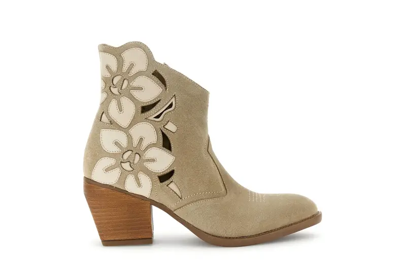 tronchetti in pelle scamosciata traforati con fiori beige