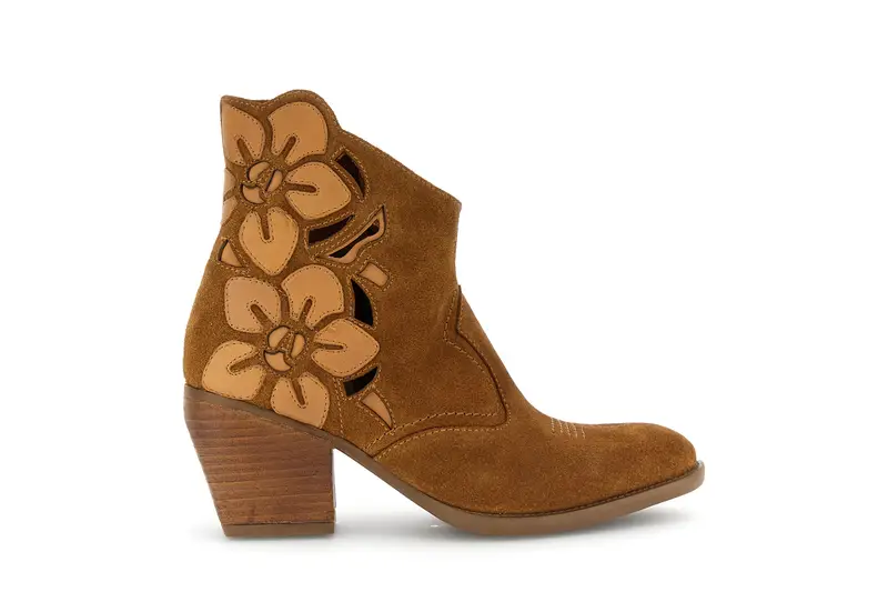 tronchetti in pelle scamosciata traforati con fiori cuoio