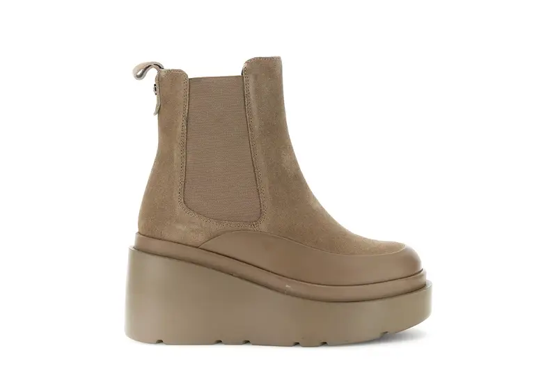 tronchetto da donna in pelle scamosciata e plateau fango