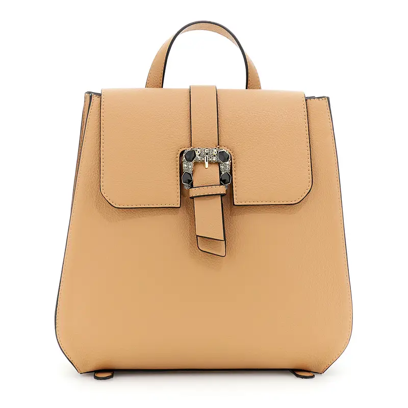 zaino con pattina e fibbia gioiello biscotto