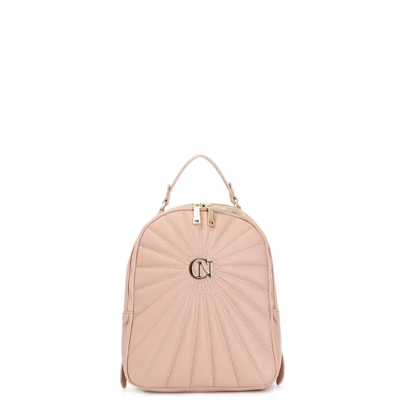 zaino trapuntato con logo in metallo cipria