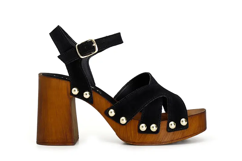 zoccoli intrecciati con tacco alto in legno e plateau nero