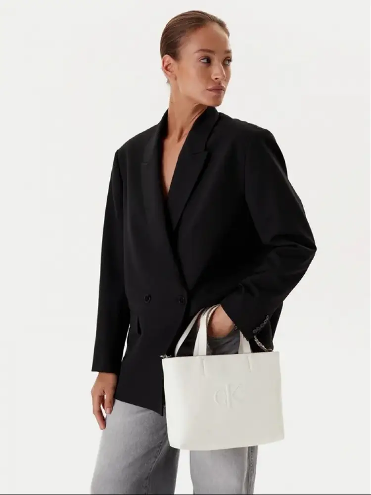 borsa crema donna in ecopelle con tracolla logo in rilievo miniatura 3