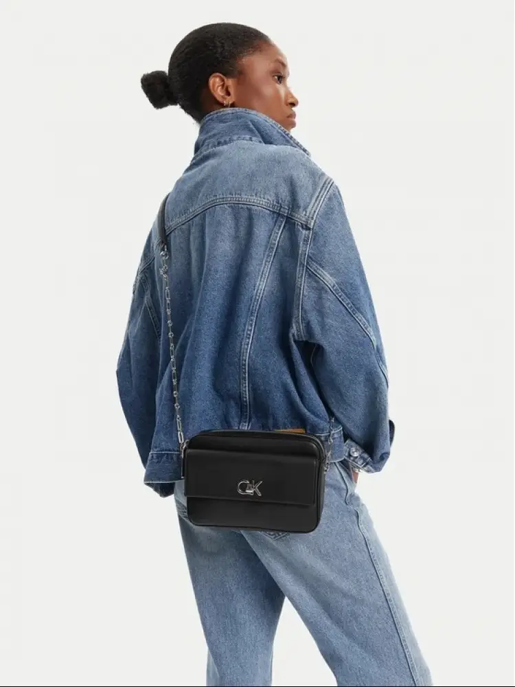 borsa nera donna in ecopelle con tracolla logo in metallo frontale miniatura 3