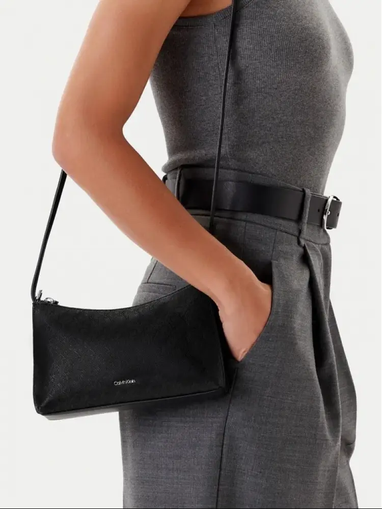 borsa nera donna in ecopelle con tracolla logo monogram all over miniatura 3