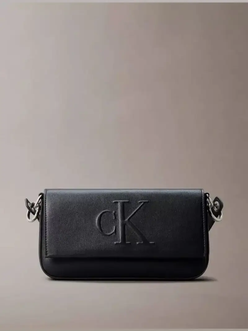 Calvin Klein borsa nera donna in ecopelle on tracolla logo in rilievo sul davanti