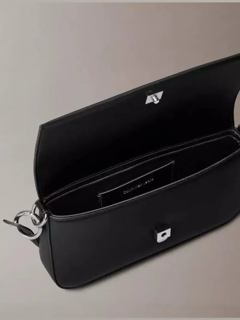 Calvin Klein borsa nera donna in ecopelle on tracolla logo in rilievo sul davanti miniatura 2