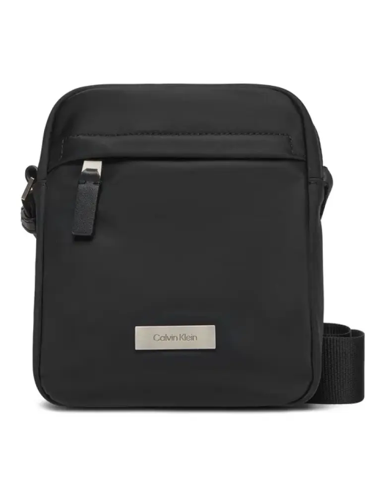 borsellino a tracolla nero con cerniera e targhetta con logo metallizzata