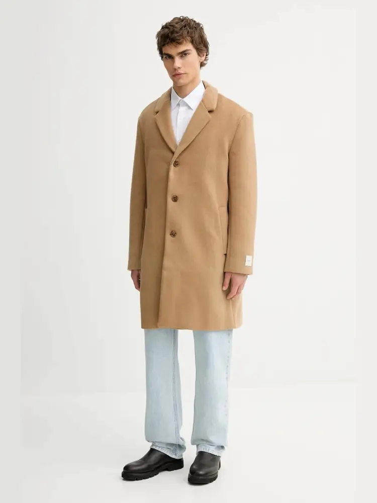 cappotto beige uomo logo sul retro