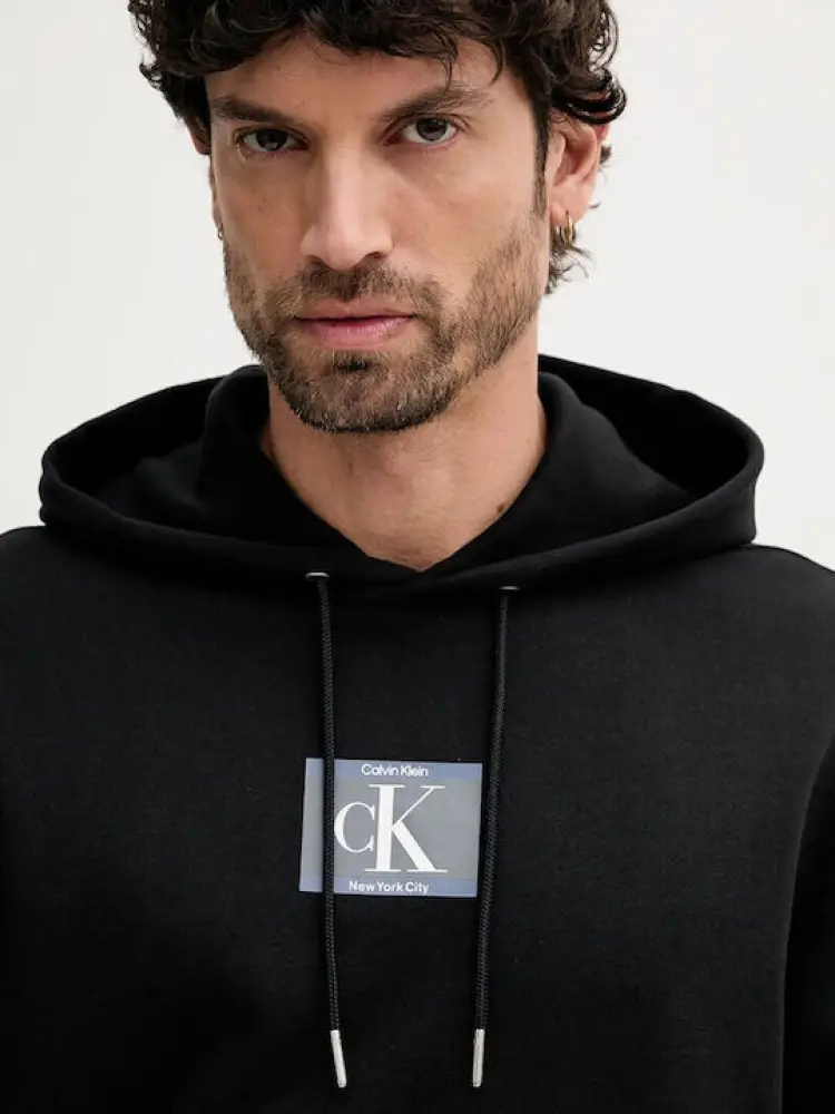 felpa nera uomo in cotone con cappuccio patch logo sul davanti miniatura 3