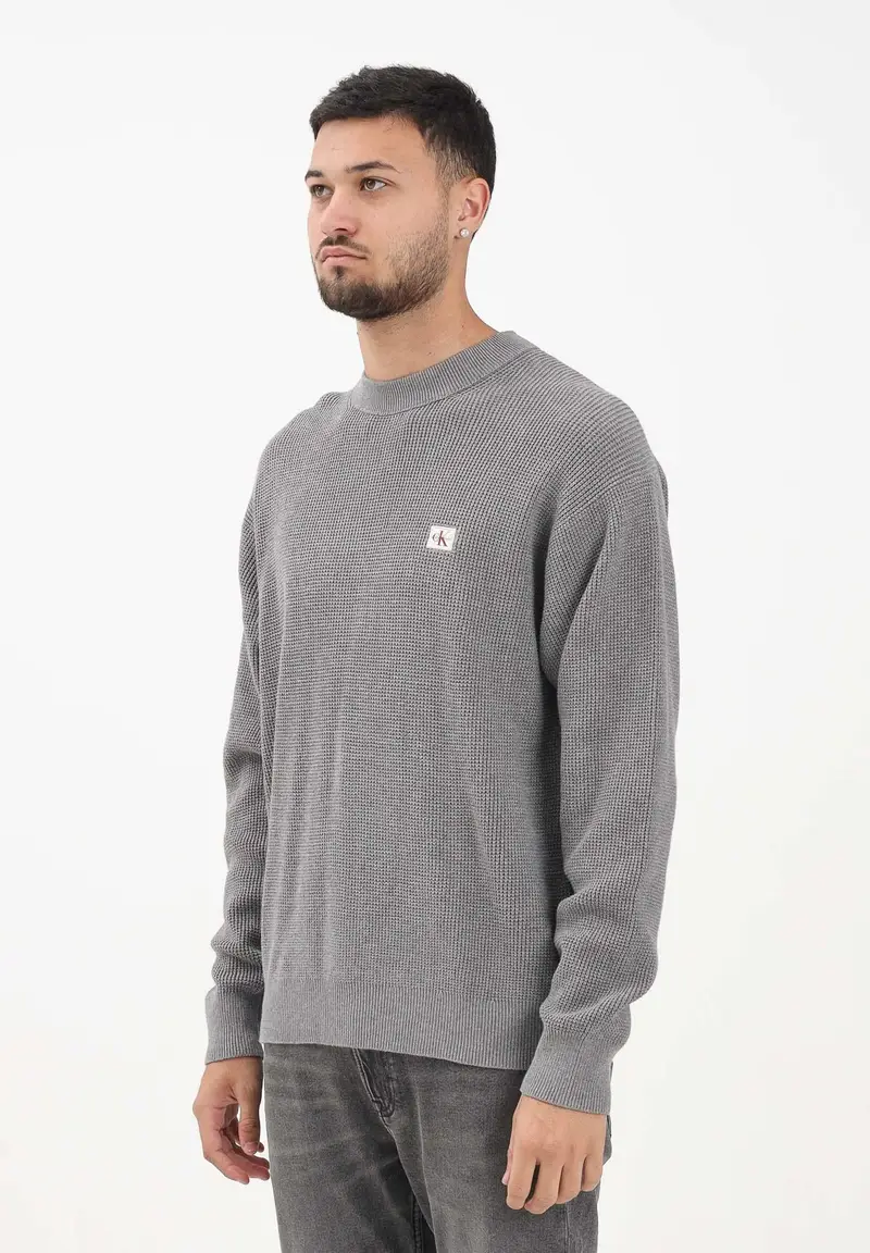 Maglioncino girocollo grigio da uomo con patch logo