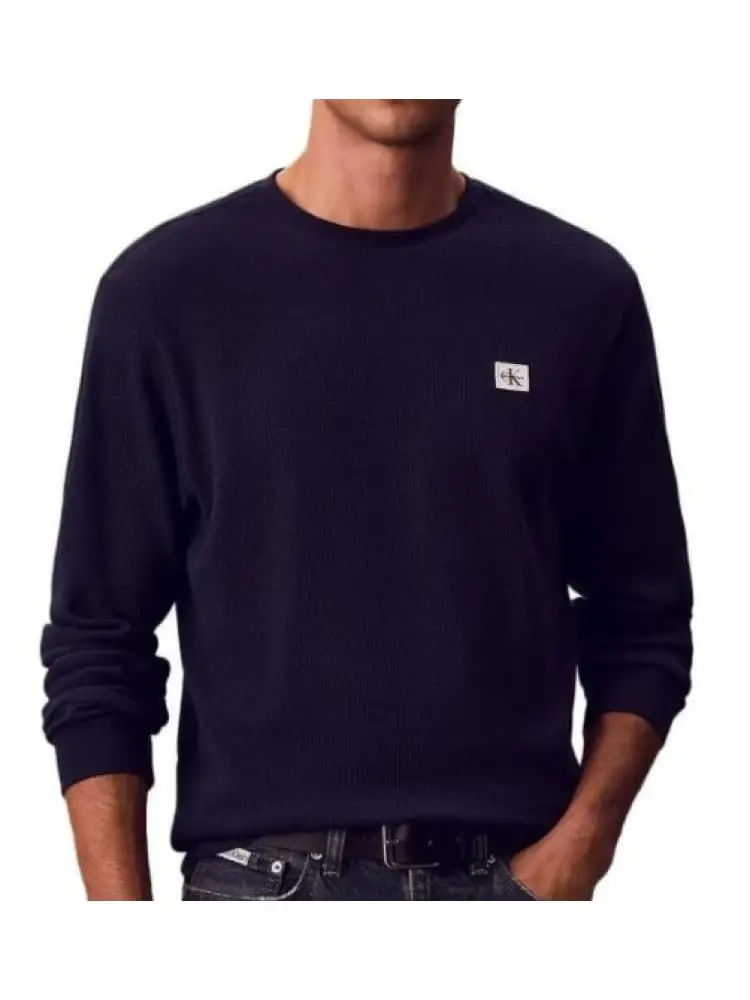 maglia blu scura con patch logata