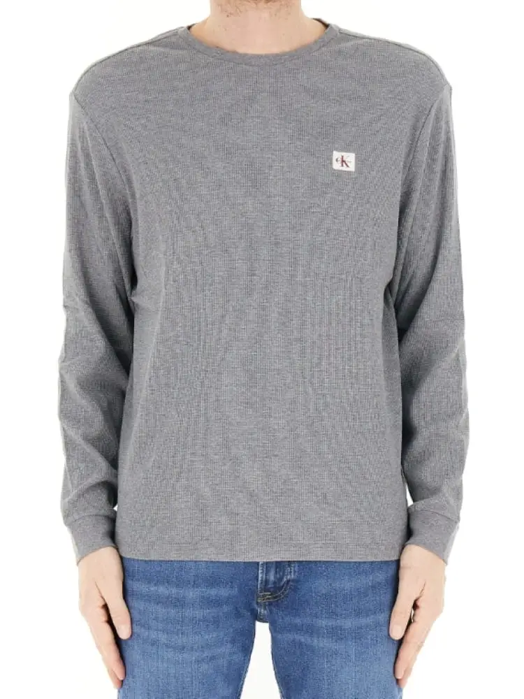 maglia grigia con patch logata