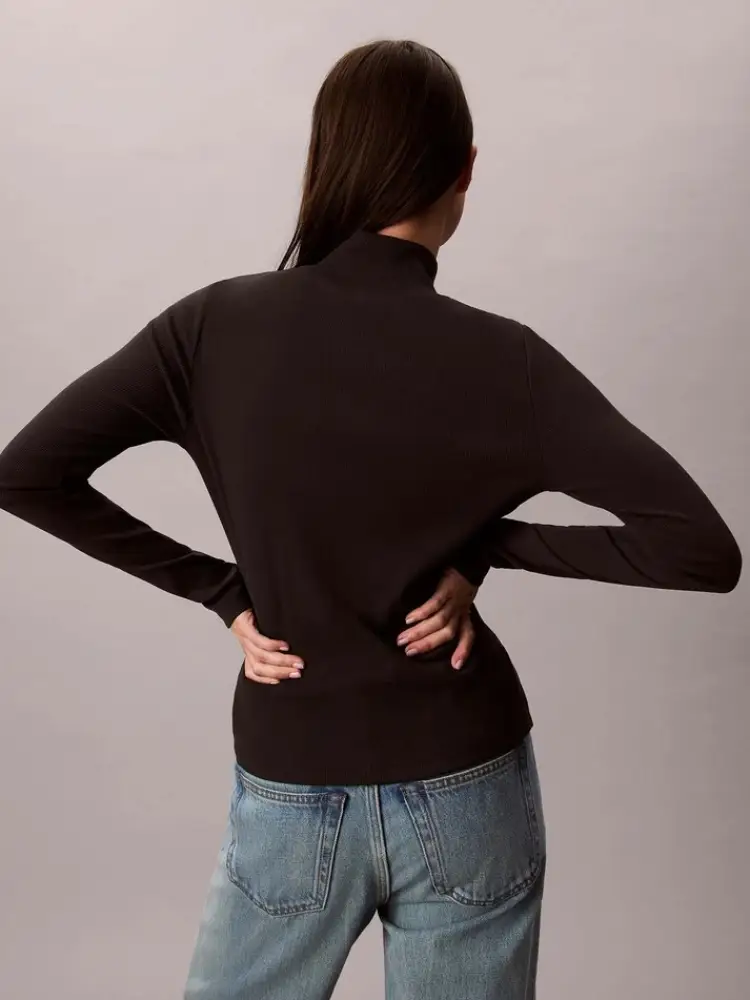 maglia nera donna collo alto in cotone patch logo sul petto miniatura 3